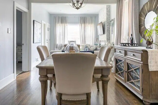Dining room - 4322 N Milwaukee Ave