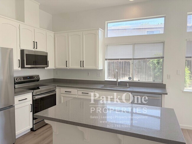 Foto del edificio - Beautifully Updated Home with Spacious Backyard in Concord!