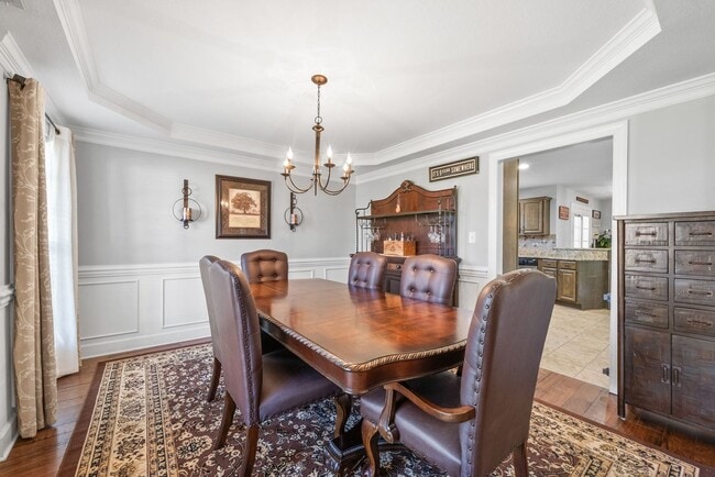 Building Photo - Beautiful Craftsman Style Home Waiting for...