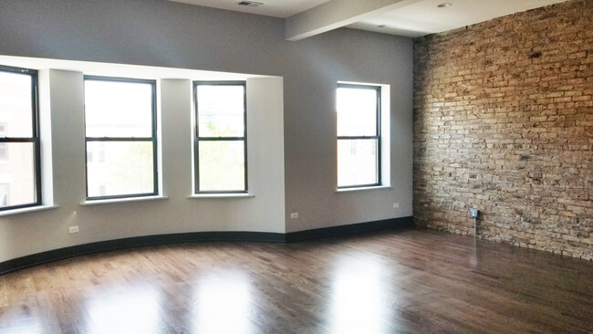 Living Room - The Addison - 915 W Addison St