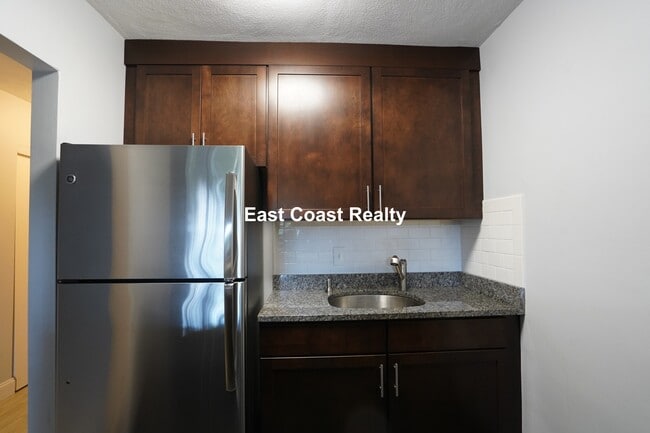 Building Photo - 16 Whites Ave