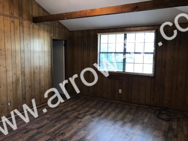 Building Photo - 206 Raymond St