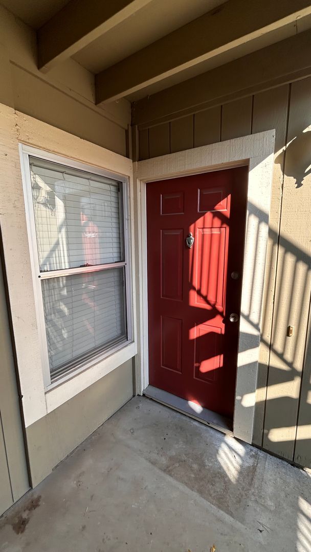 Building Photo - Water/Sewer/Garbage Included