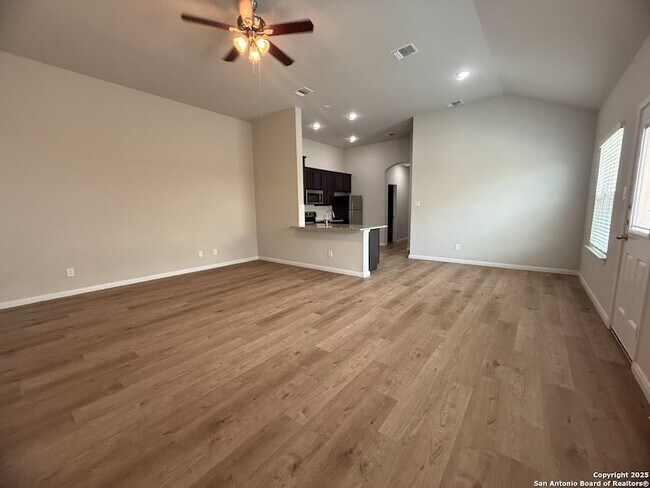 Foto del edificio - 405 Emma Dr