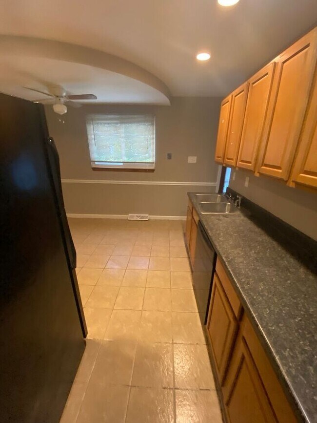 Building Photo - 3 Bed, 2 Bath in Hazelwood - Must See!