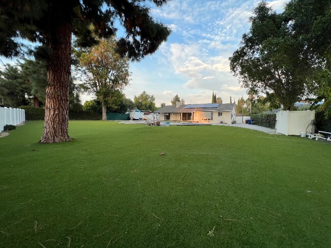 Foto del edificio - 8915 Balcom Ave