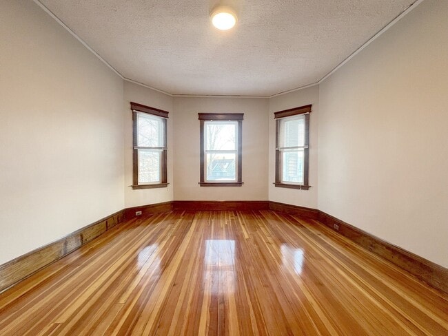 Building Photo - 33 Newburg St