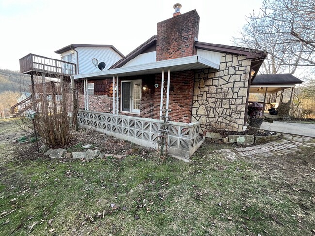 Foto del edificio - Spacious single family home with fenced ba...