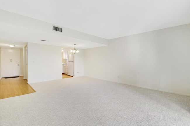 Building Photo - 18081 SE Country Club Dr