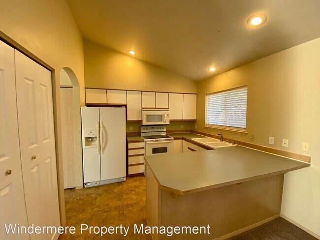 Building Photo - 3 br, 2 bath House - 948 E Street