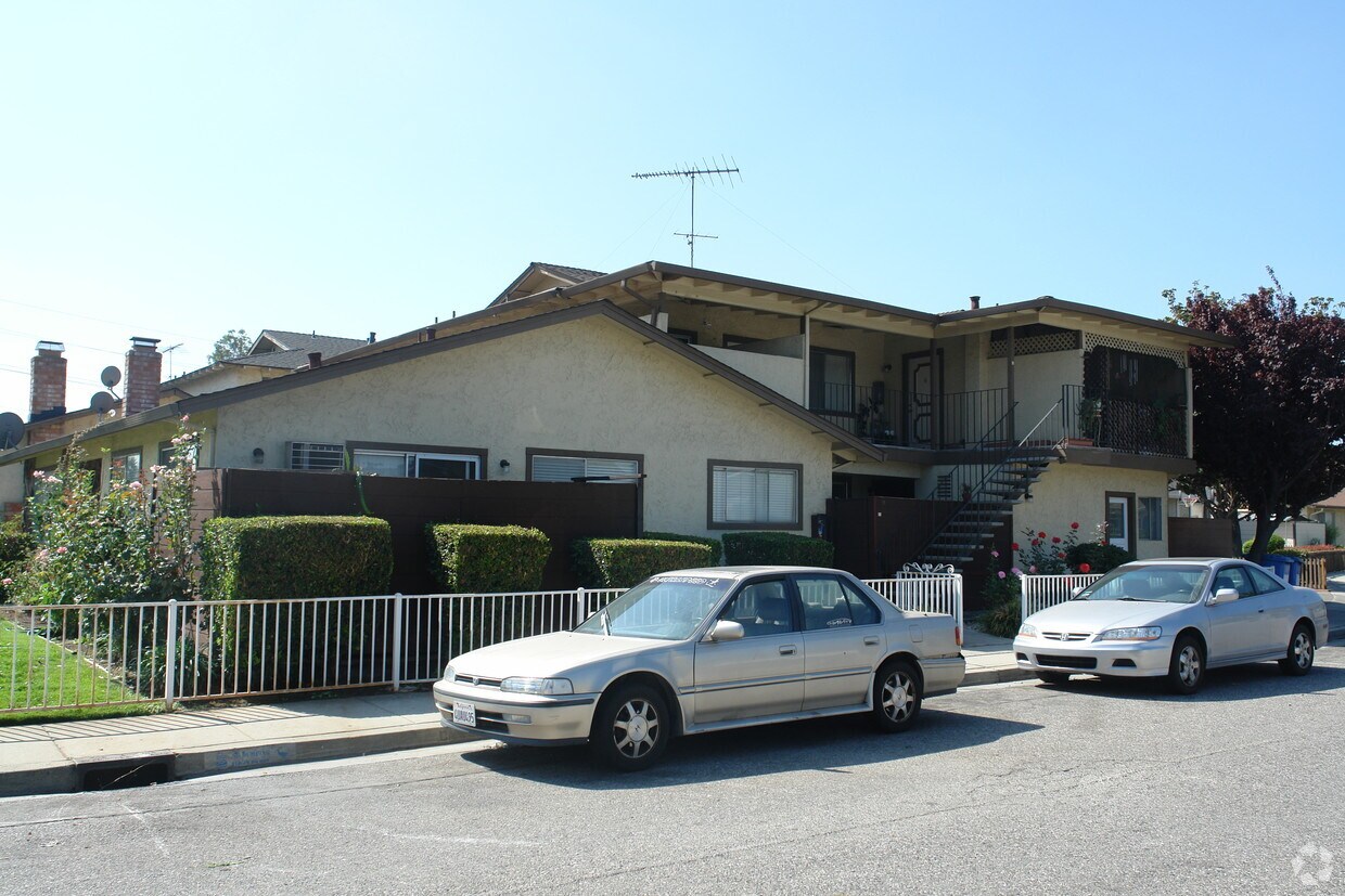 Building Photo - 4577 Pearl Ave