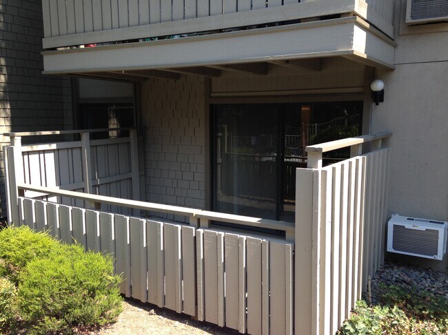 Building Photo - 100 Kinross Dr