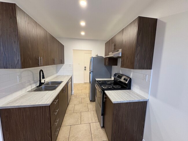 Building Photo - Spacious 2 Bedroom Unit with Balcony