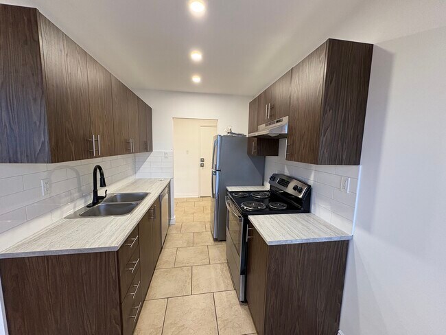 Photo du bâtiment - Spacious 2 Bedroom Unit with Balcony