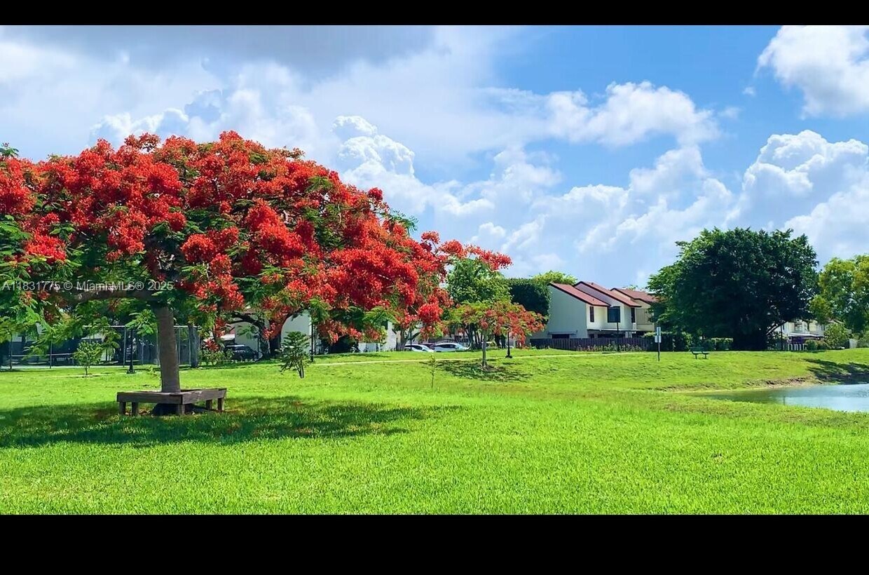 Foto principal - 10242 NW 7th St