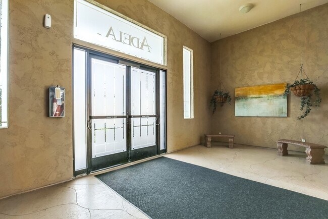 Foto del edificio - Condo at Adela in Normal Heights