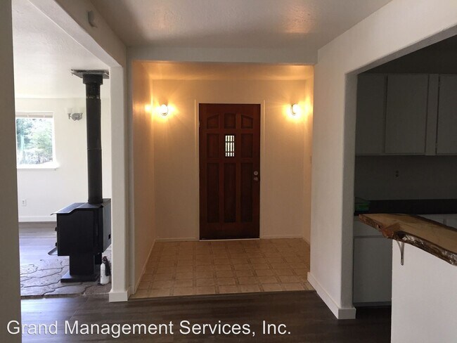 Foto del edificio - 3 br, 2 bath Apartment - 669 S. Main
