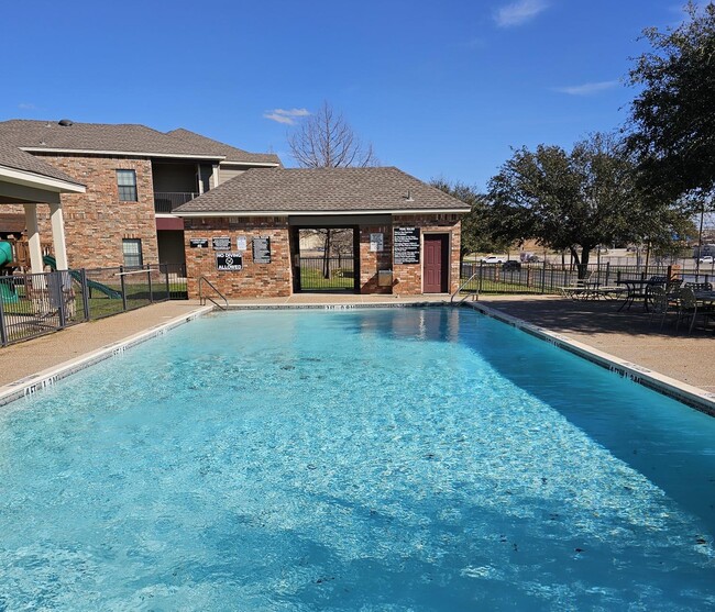 Piscina/terraza - Crestview Place Apartments