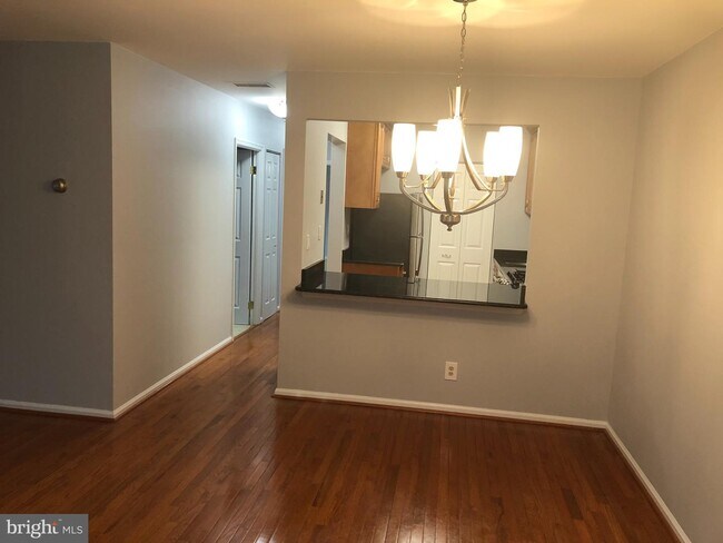 Building Photo - 5817 Cove Landing Rd