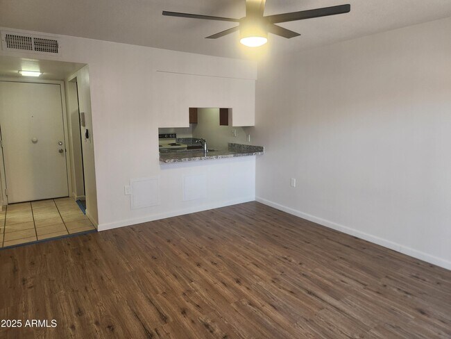 Foto del edificio - 3033 E Devonshire Ave