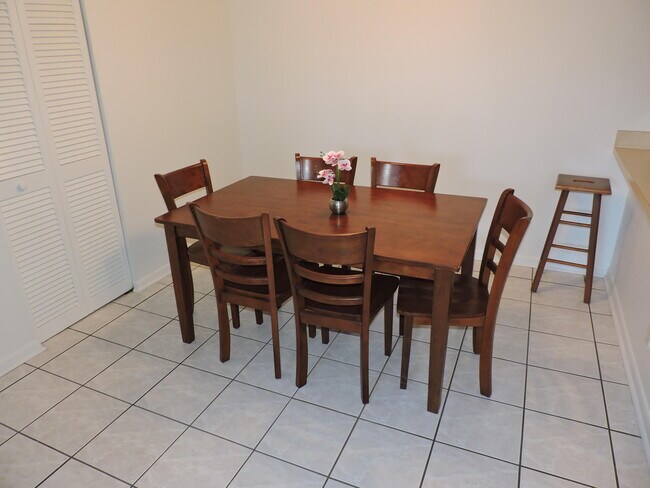 Foto del edificio - 3402 Gardens E Dr