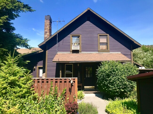 Building Photo - Beautiful Country Home!