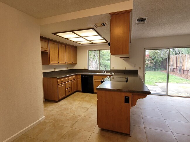 Building Photo - Roseville 2 bedroom with 2 car garage & la...