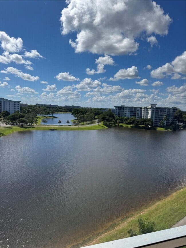 Foto del edificio - 3095 N Course Dr