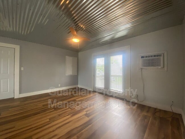 Building Photo - 519.5 W 8th St