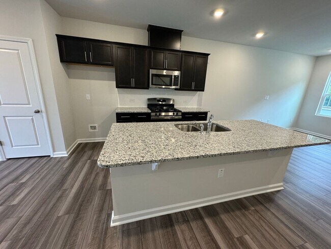 Foto del edificio - 2 Bedroom Townhome in Raleigh