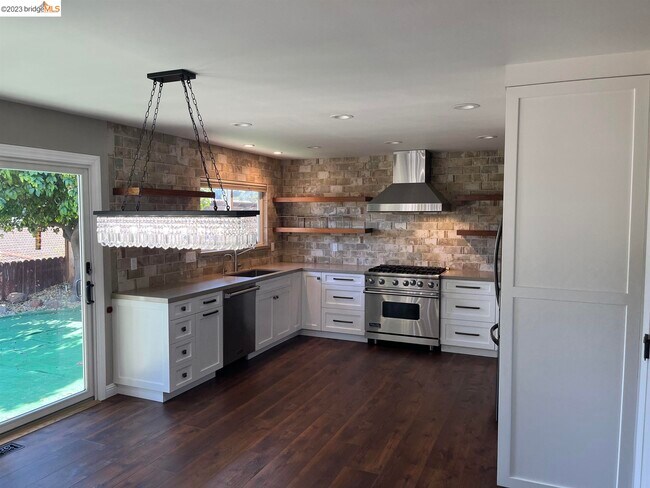 Building Photo - 3931 Pebble Dr