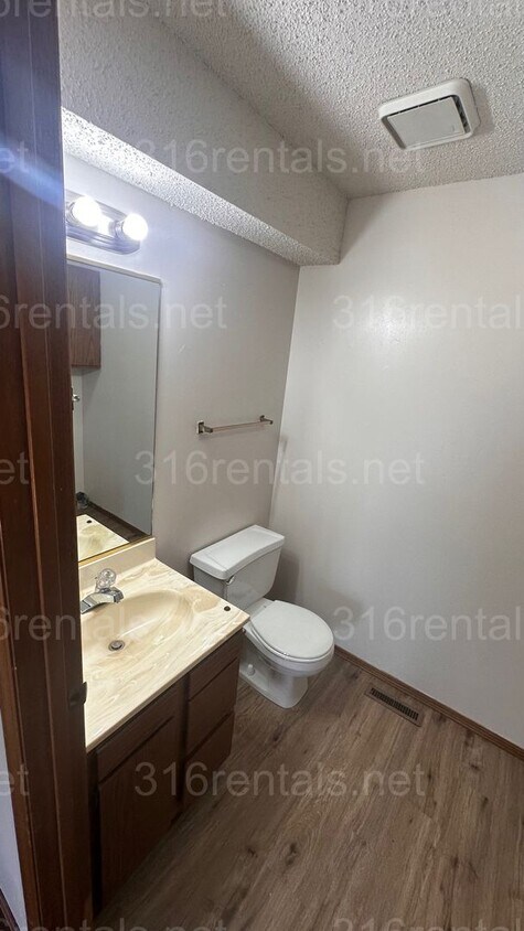 Foto principal - $895 - 2 bed 1.5 bath - Recently Remodeled...
