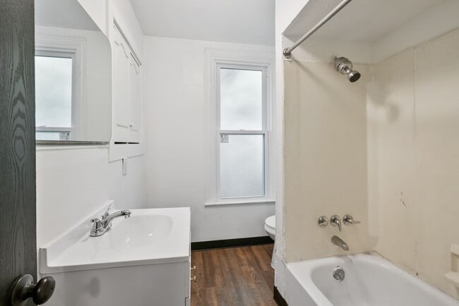 Foto del edificio - 2 bed 1 bath - great location, spacious, l...