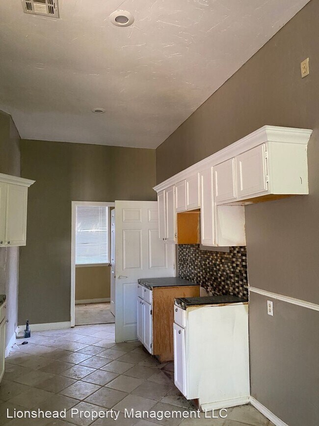 Building Photo - 5 br, 2 bath House - 6109 SE 4th St.