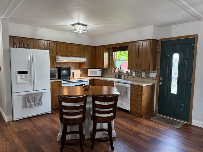 Kitchen - 825 Washington Rd