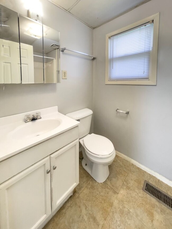 Building Photo - PRELEASING for AUGUST! Close to Campus