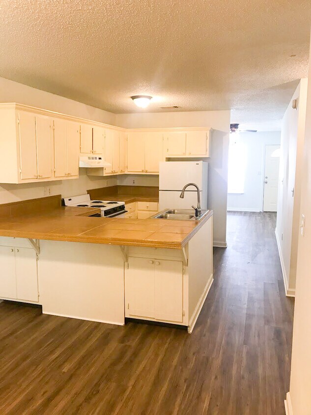 Foto principal - 1000 N Red St