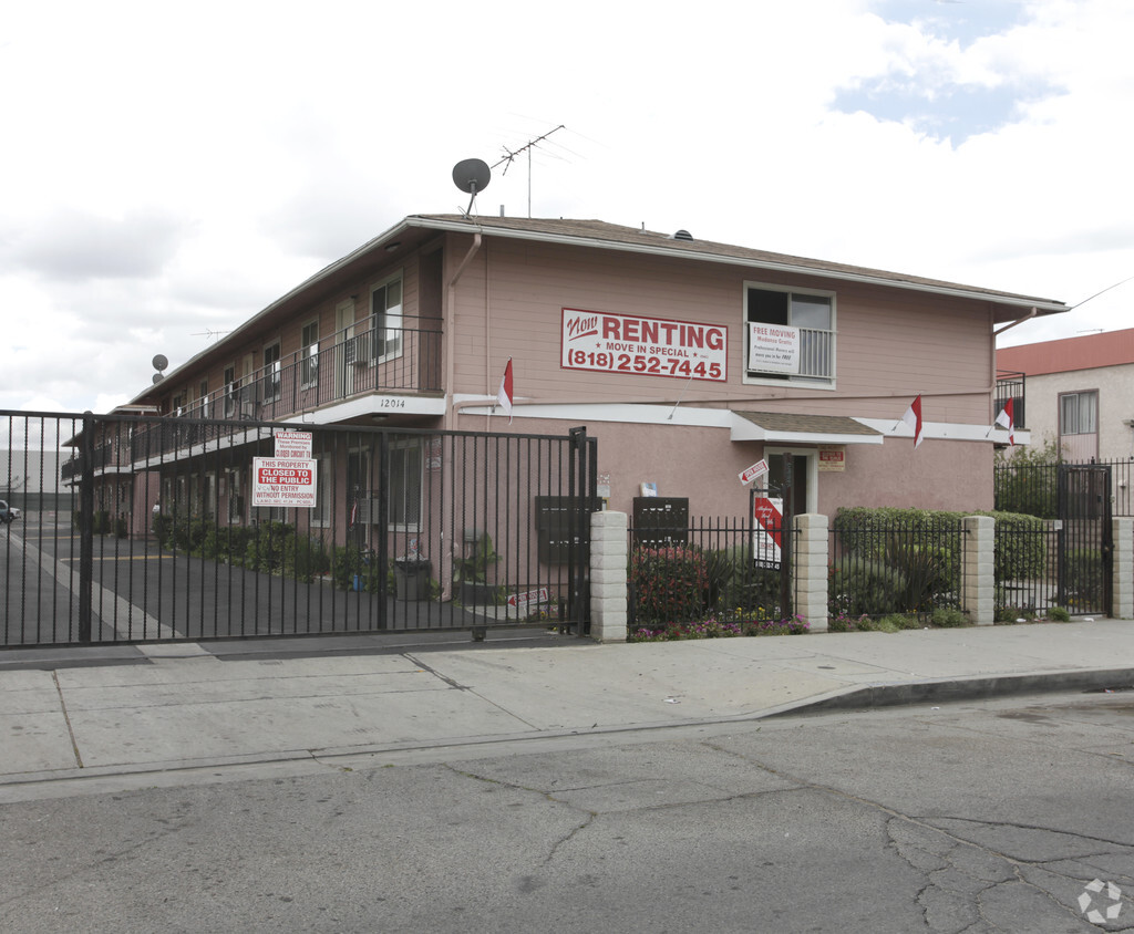 Primary Photo - Sun Valley Apartments