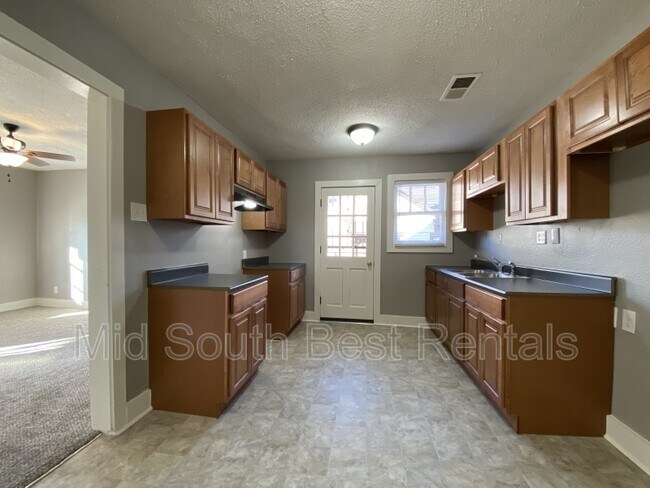 Building Photo - 3588 Bowen Ave