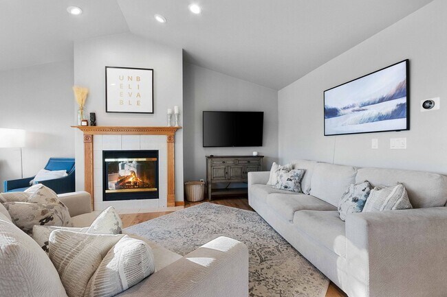 Building Photo - River Point Court Duplex