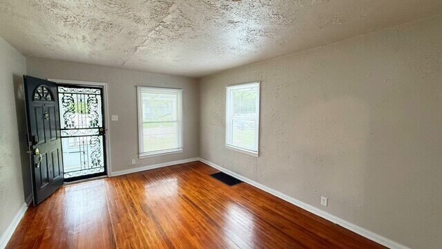 Foto del edificio - EAST SIDE UPDATED 3 BEDROOM 2 BATH HOME AVAILABLE NOW!
