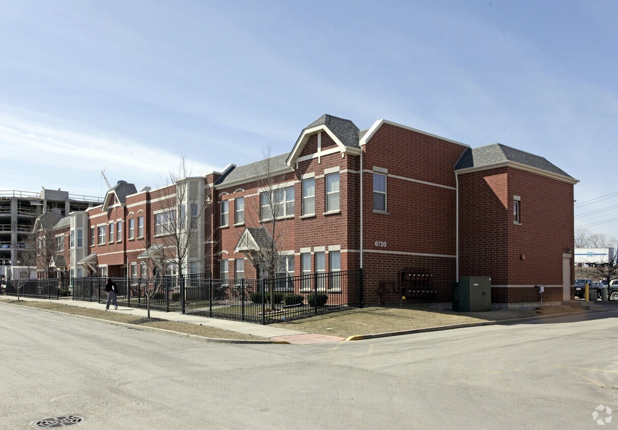 Midway Village Apartments in Chicago, IL