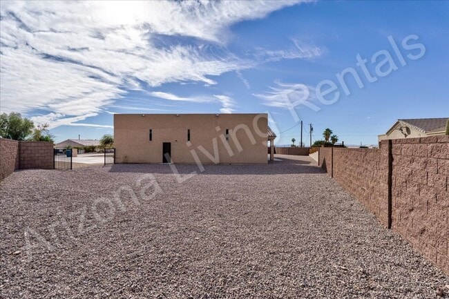 Building Photo - RV GARAGE HOME