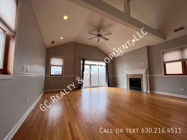 Foto del edificio - *** SPACIOUS 3RD FLOOR 3 BEDROOM / 2 BATH ...