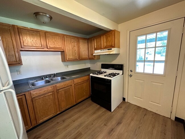 Building Photo - Affordable Lower Unit Close to Downtown