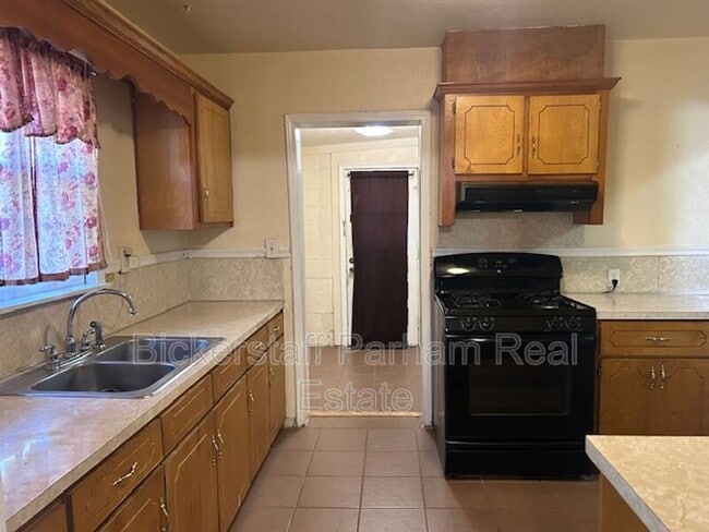 Building Photo - 2424 7th St