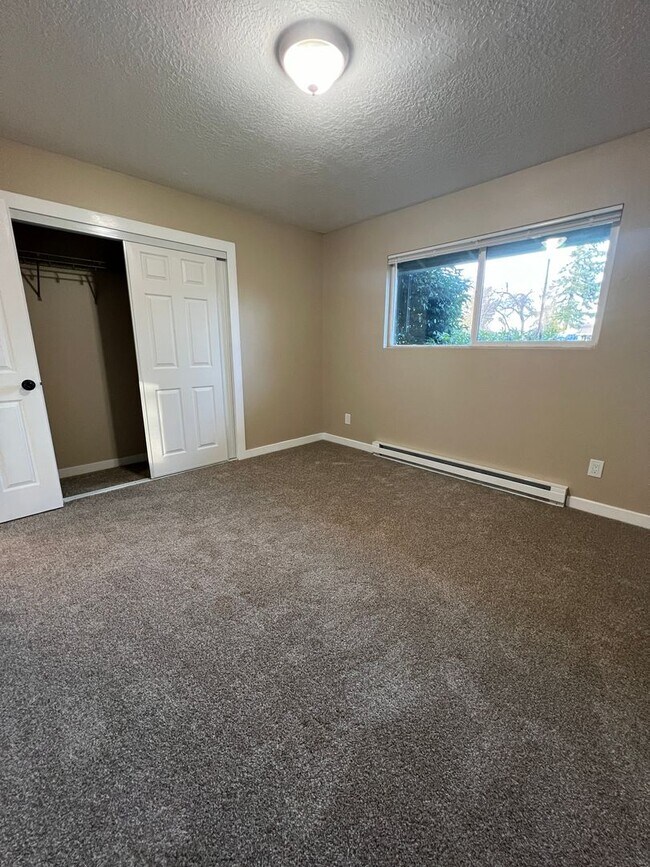 Building Photo - Fully Remodeled Rockwood 2-Bedroom