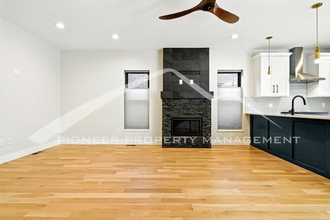 Building Photo - Modern Townhome with Central AC and Washer...
