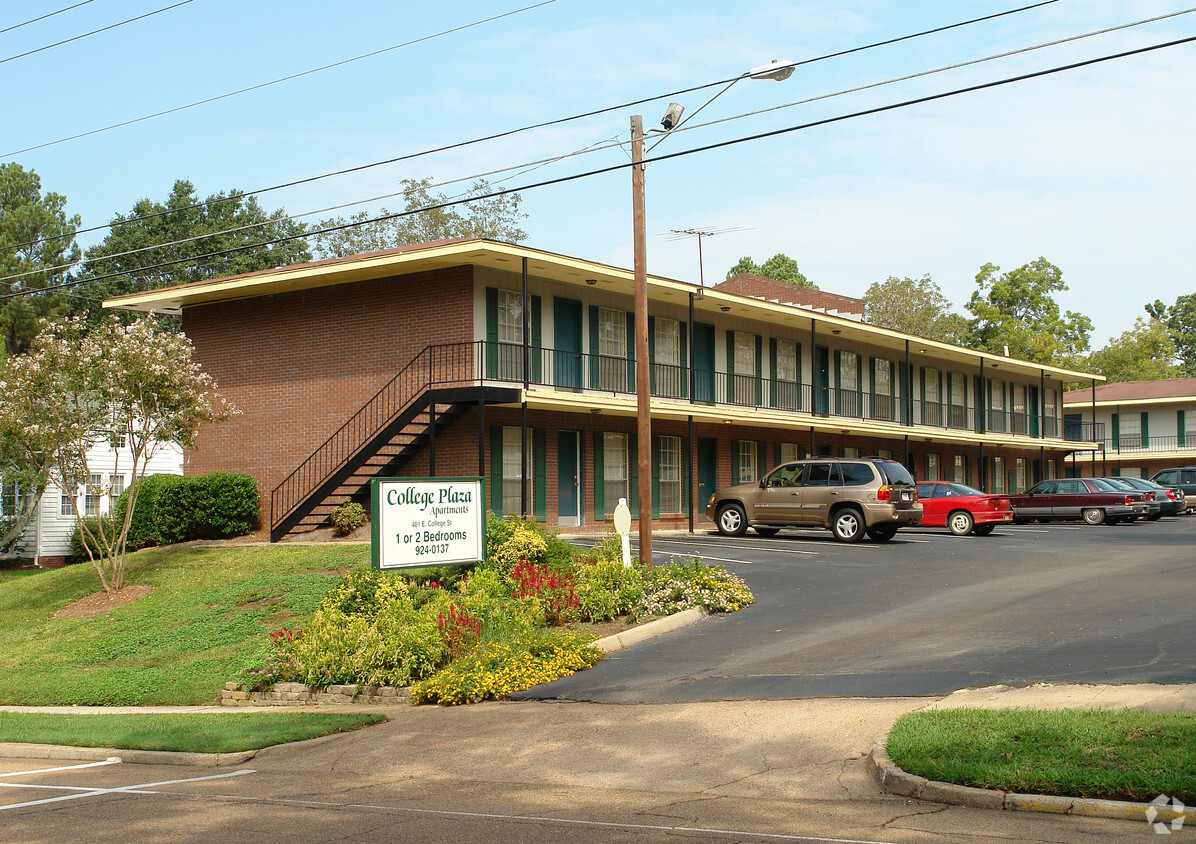 Primary Photo - College Plaza