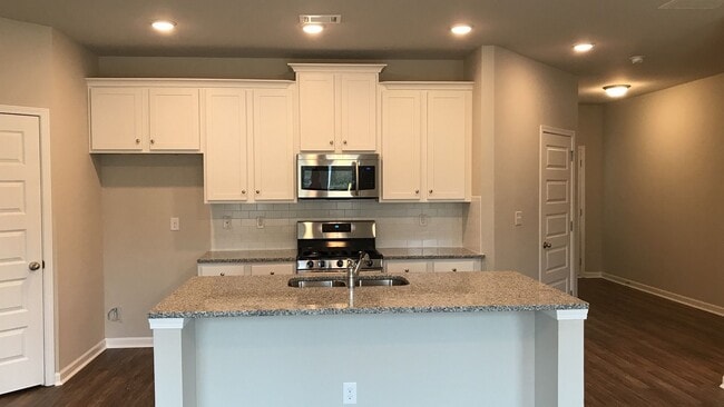 Building Photo - 3 BEDROOM TOWNHOME IN OAKWOOD!